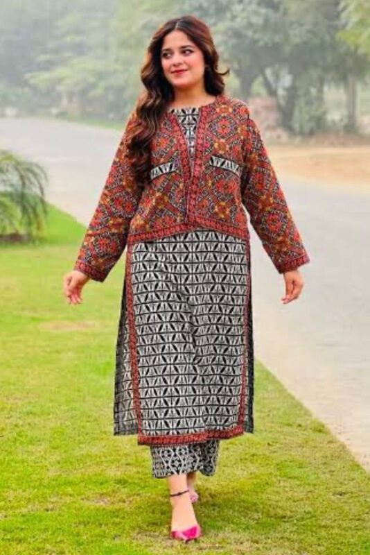 Uswa Zia Lawn 3PC Suit - Printed Design with Digital Chiffon Dupatta (90/88)